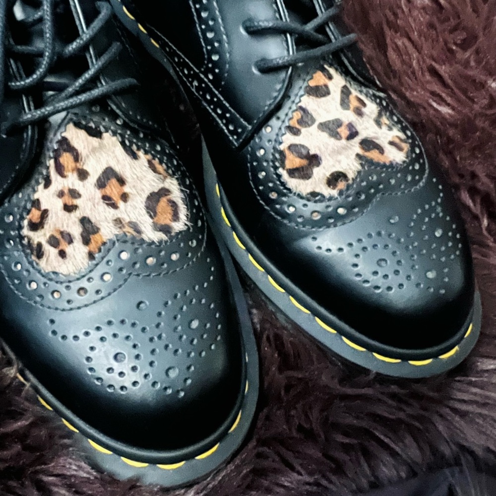 RARE! Dr. Martens Black and Leopard wingtip Oxford Shoes - Picture 4 of 9